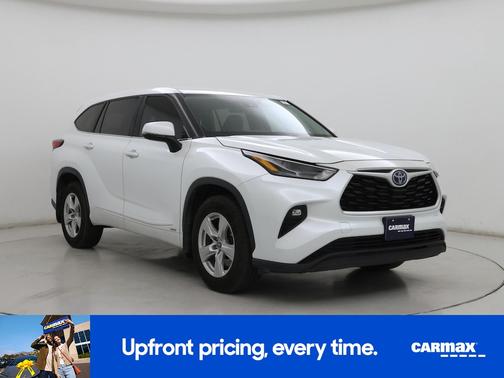 White 2023 Toyota Highlander Hybrid LE