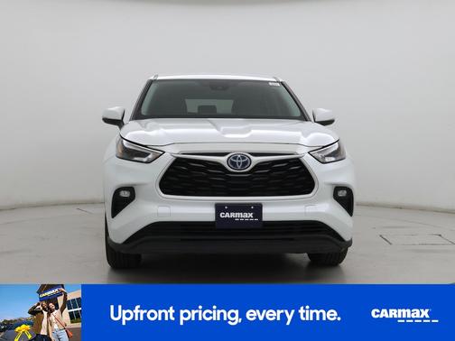 White 2023 Toyota Highlander Hybrid LE