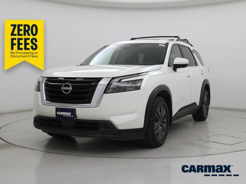 White 2024 Nissan Pathfinder SV