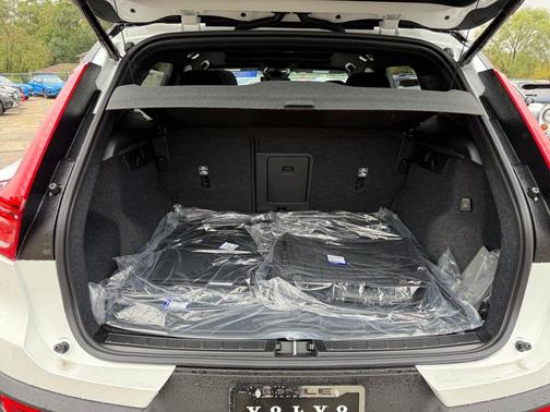 2026 Volvo XC40 B5 Ultra Black Edition