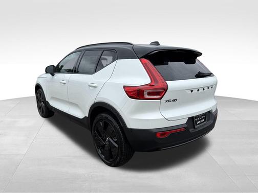 2026 Volvo XC40 B5 Ultra Black Edition