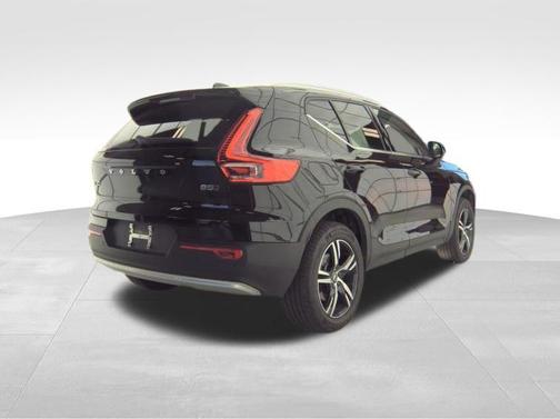 2025 Volvo XC40 B5 Core