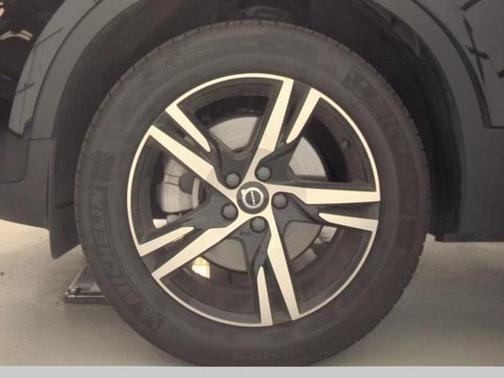 2025 Volvo XC40 B5 Core