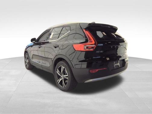2025 Volvo XC40 B5 Core