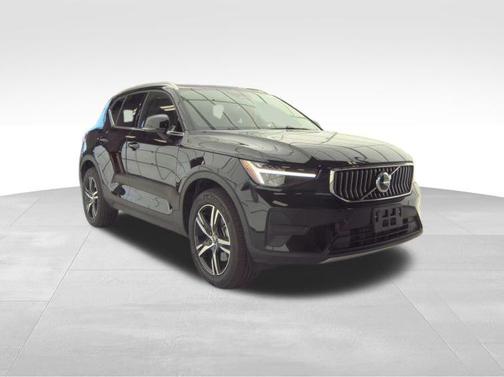 2025 Volvo XC40 B5 Core