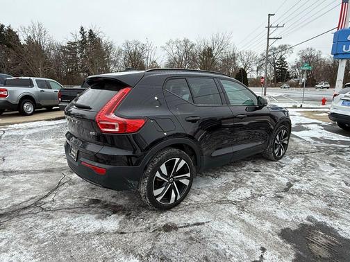 2025 Volvo XC40 B5 Plus Dark Theme