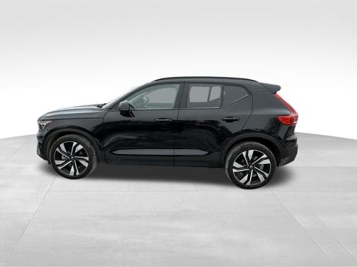 2025 Volvo XC40 B5 Plus Dark Theme