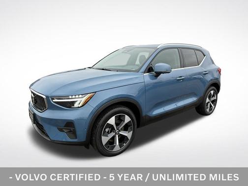 2025 Volvo XC40 B5 Plus Bright Theme