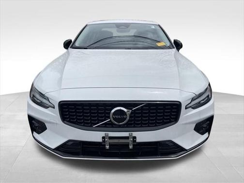 2024 Volvo S60 B5 Core Dark Theme