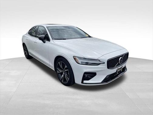 2024 Volvo S60 B5 Core Dark Theme