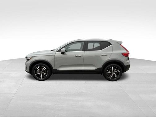 2025 Volvo XC40 B5 Core