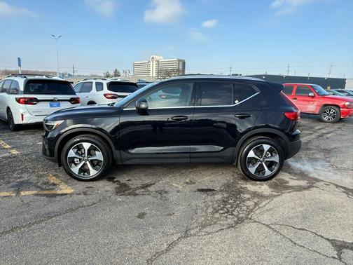 2025 Volvo XC40 B5 Plus Bright Theme