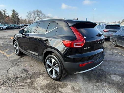 2025 Volvo XC40 B5 Plus Bright Theme