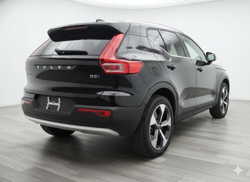 2025 Volvo XC40 B5 Plus Bright Theme