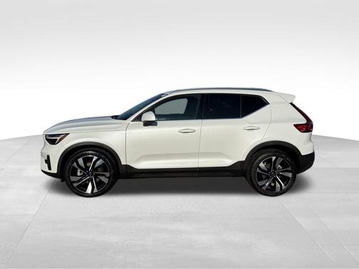 2025 Volvo XC40 B5 Plus Bright Theme