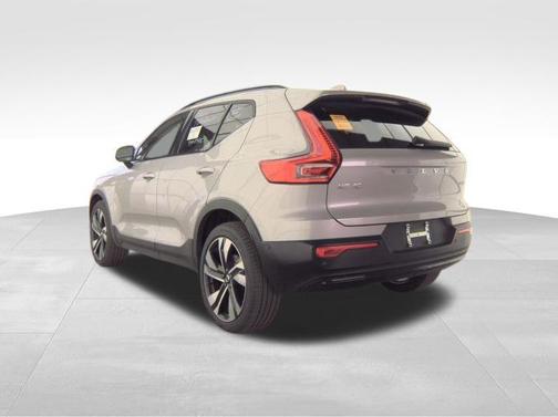 2025 Volvo XC40 B5 Plus Dark Theme