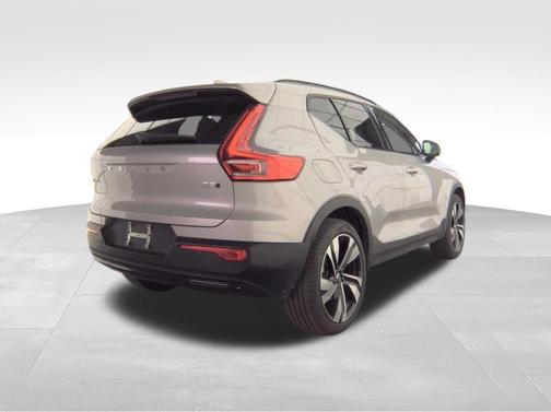 2025 Volvo XC40 B5 Plus Dark Theme