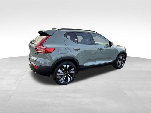 2023 Volvo XC40 B5 Plus Dark Theme