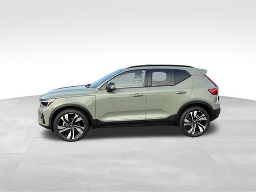 2023 Volvo XC40 B5 Plus Dark Theme