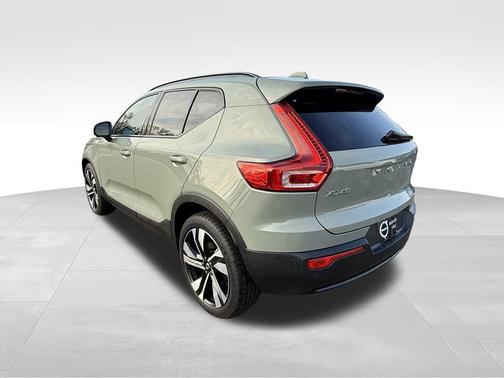 2023 Volvo XC40 B5 Plus Dark Theme