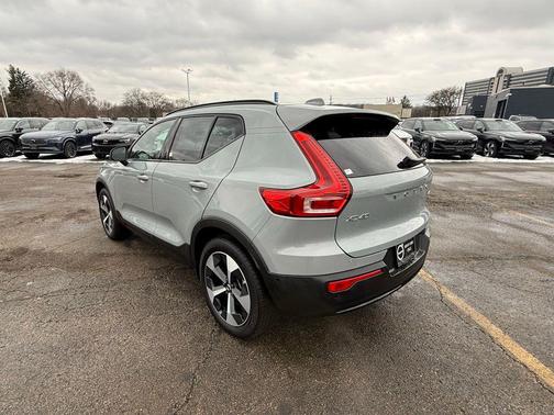2026 Volvo XC40 Plus, B5 AWD Gas (mild hybrid), Dark