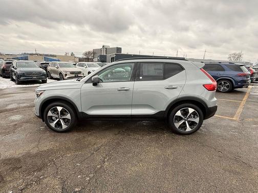 2026 Volvo XC40 Plus, B5 AWD Gas (mild hybrid), Dark