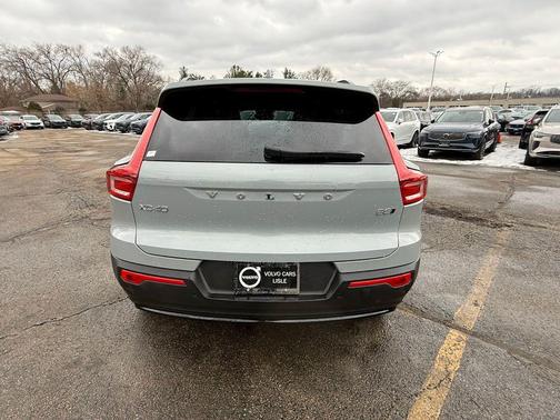 2026 Volvo XC40 Plus, B5 AWD Gas (mild hybrid), Dark