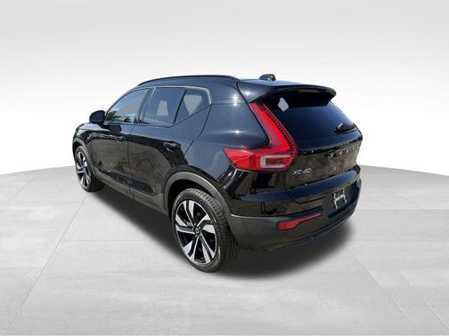 2025 Volvo XC40 B5 Plus Dark Theme