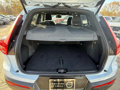 2025 Volvo XC40 B5 Plus Dark Theme