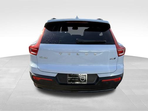 2025 Volvo XC40 B5 Plus Dark Theme