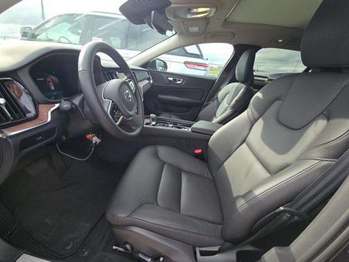 2025 Volvo V60 Cross Country B5 Plus