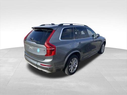 2016 Volvo XC90 T6 Momentum