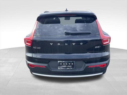 2025 Volvo XC40 B5 Core