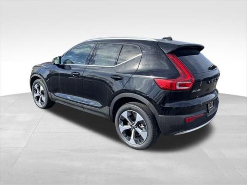 2025 Volvo XC40 B5 Core
