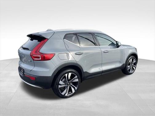 2025 Volvo XC40 B5 Ultra Bright Theme