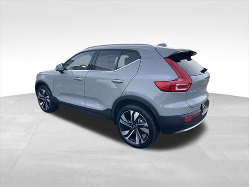 2025 Volvo XC40 B5 Ultra Bright Theme