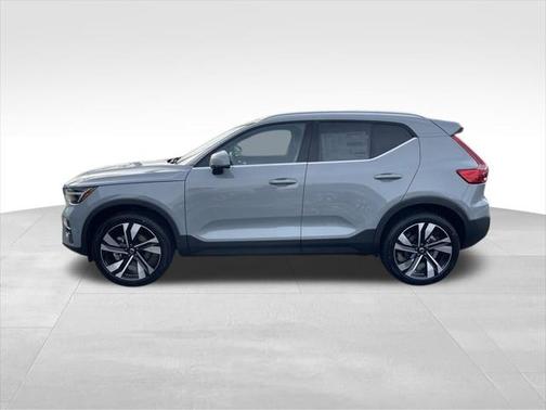 2025 Volvo XC40 B5 Ultra Bright Theme