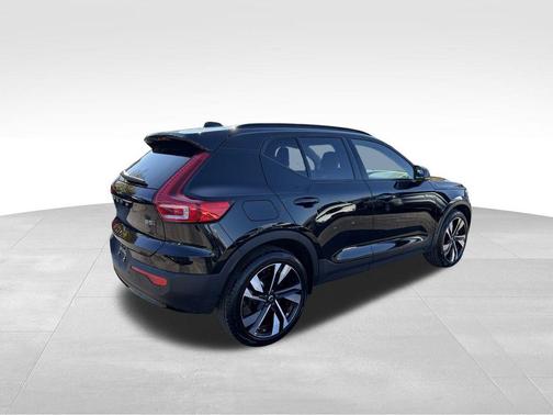 2025 Volvo XC40 B5 Plus Dark Theme