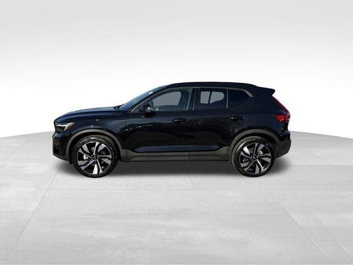 2025 Volvo XC40 B5 Plus Dark Theme