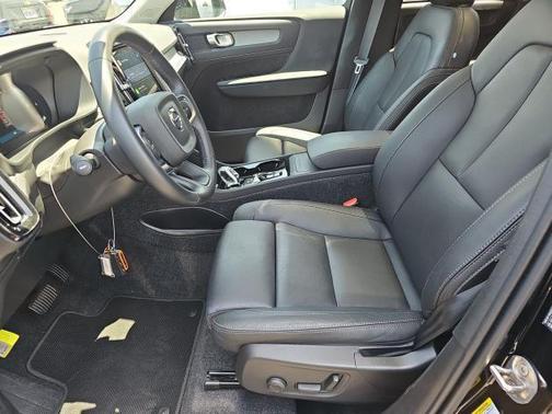 2025 Volvo XC40 B5 Plus Dark Theme