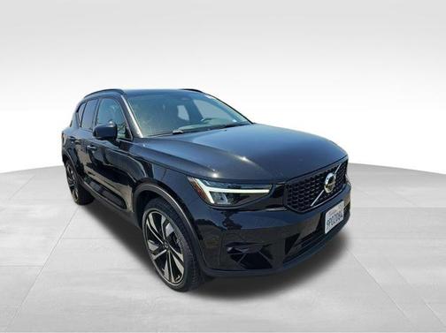 2025 Volvo XC40 B5 Plus Dark Theme