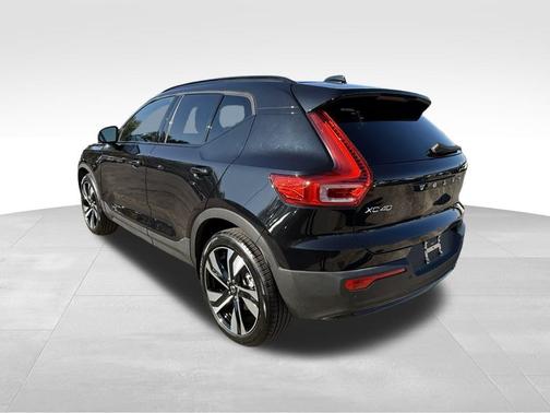 2025 Volvo XC40 B5 Plus Dark Theme