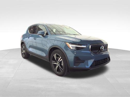 2025 Volvo XC40 B5 Core