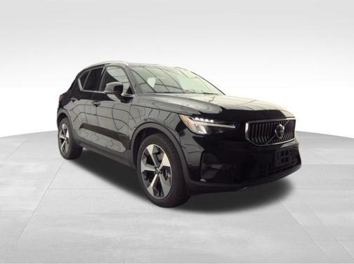 2025 Volvo XC40 B5 Plus Bright Theme