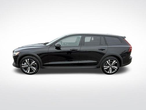 2025 Volvo V60 Cross Country B5 Plus