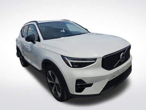 Crystal White 2026 Volvo XC40 B5 Plus