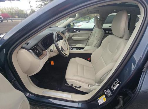 2022 Volvo XC60 B5 Momentum