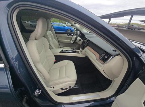 2022 Volvo XC60 B5 Momentum