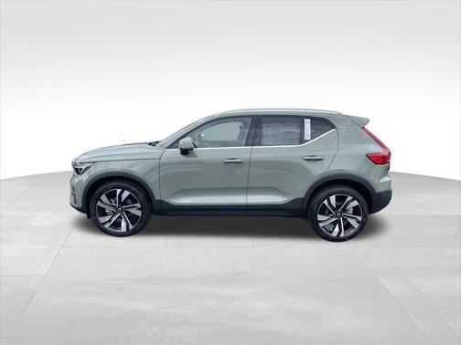2025 Volvo XC40 B5 Ultra Bright Theme