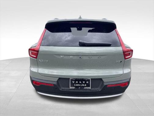2025 Volvo XC40 B5 Ultra Bright Theme
